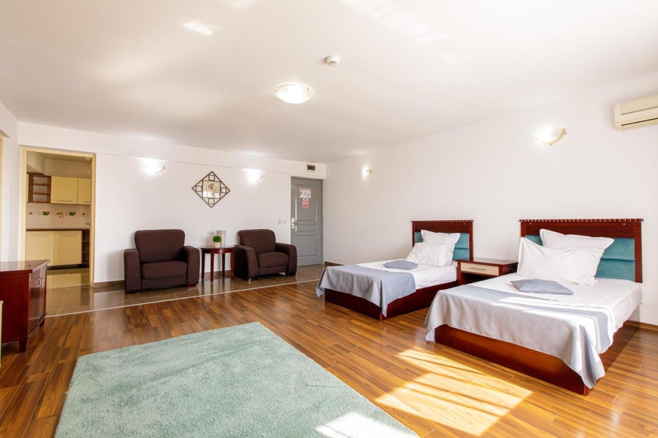Lira Pacific Aparthotel Constanta Ngoại thất bức ảnh
